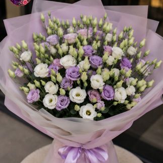 Buchet lisianthus cu fundă mov